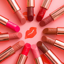 Lade das Bild in den Galerie-Viewer, Lippenstift Revolution Make Up Satin Kiss chauffeur (3,5 g)