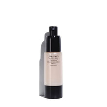 Cargar imagen en el visor de la galería, Liquid Make Up Base Radiant Lifting Shiseido Spf 17 (30 ml) - Lindkart