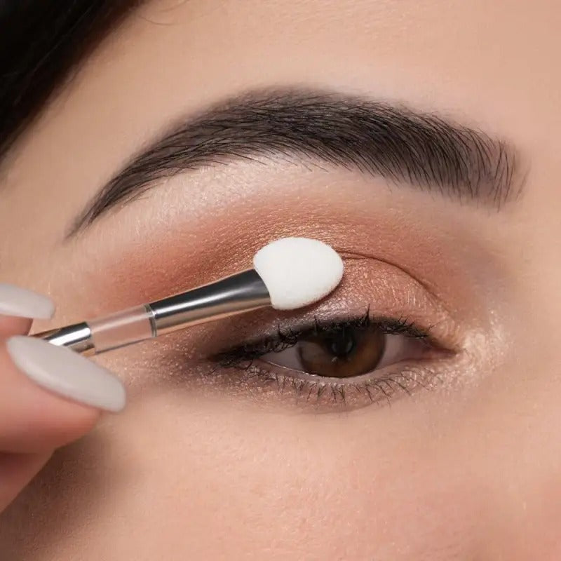 ARTDECO 6014 duo applicator applying eyeshadow on the eyelid